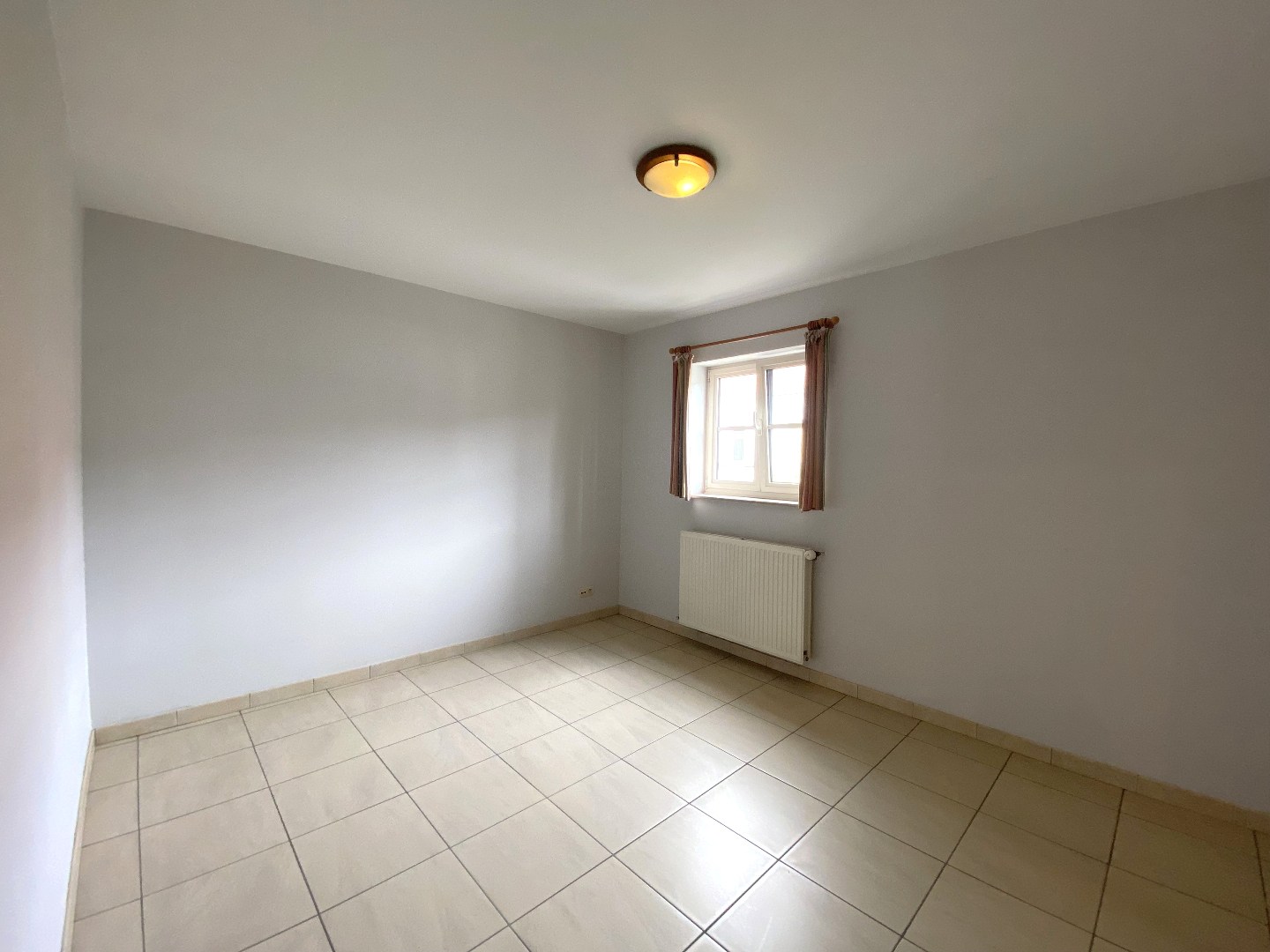Instapklaar en ruim appartement met zonnig terras in hartje Wakken! 
