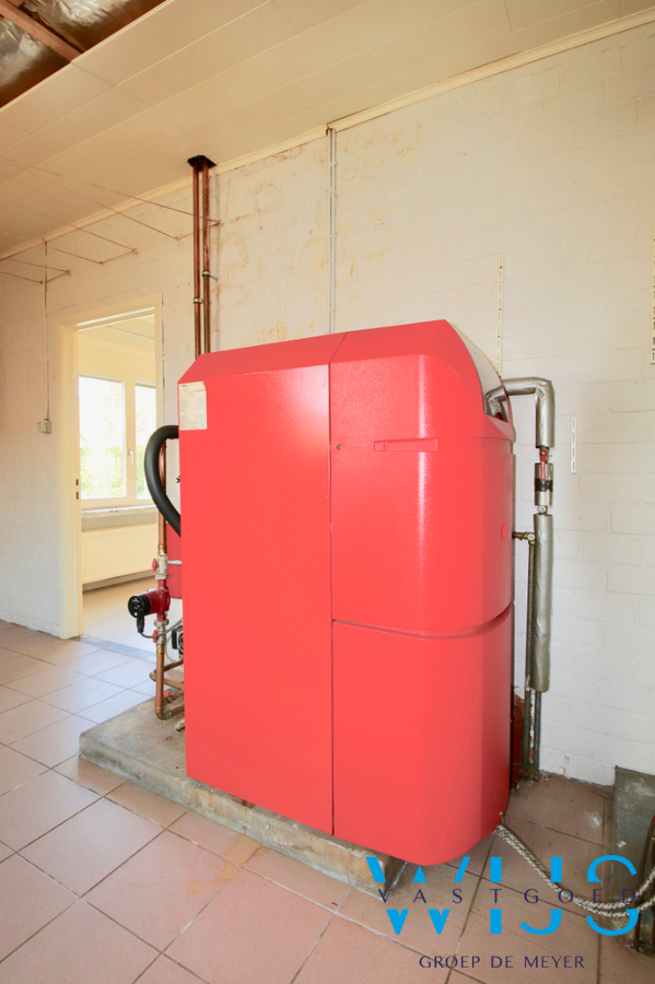 Ruime bungalow met bijgebouw op een ideale locatie in Assenede ! 