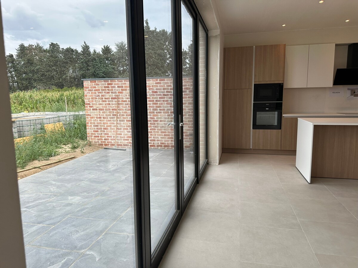 Nieuw gelijkvloers appartement met terras en tuintje 