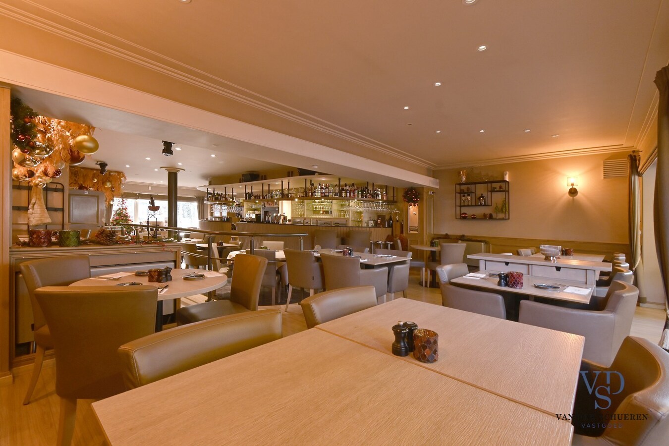 Handelspand (>300 m²) en 2 appartementen. 