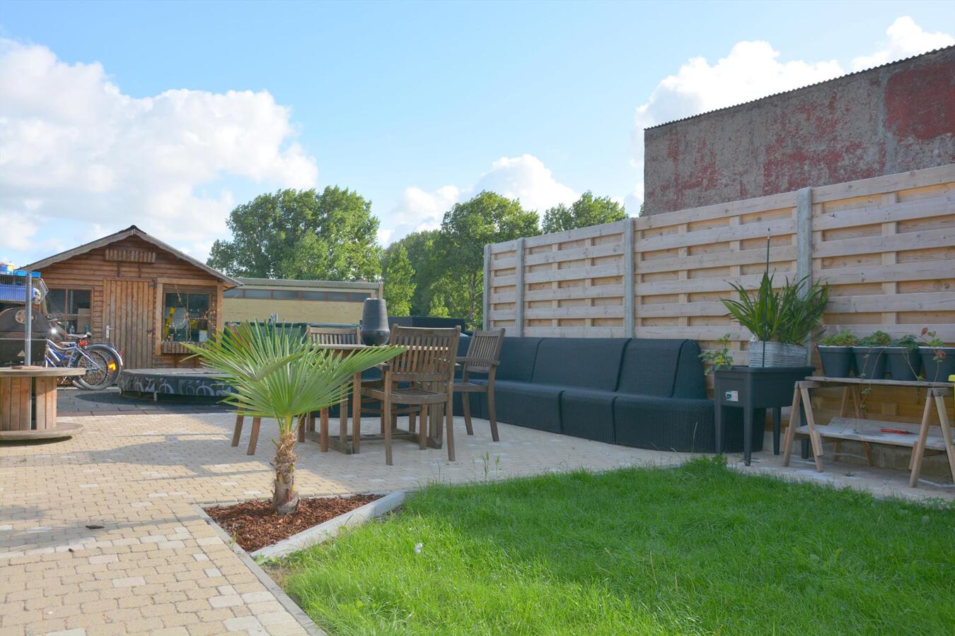 Zonnige charmante half-open woning 