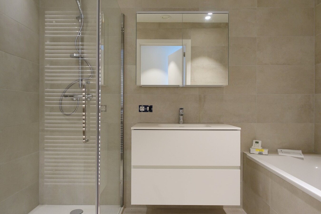 Kwalitatief nieuwbouwappartement met enorm terras en garagebox 