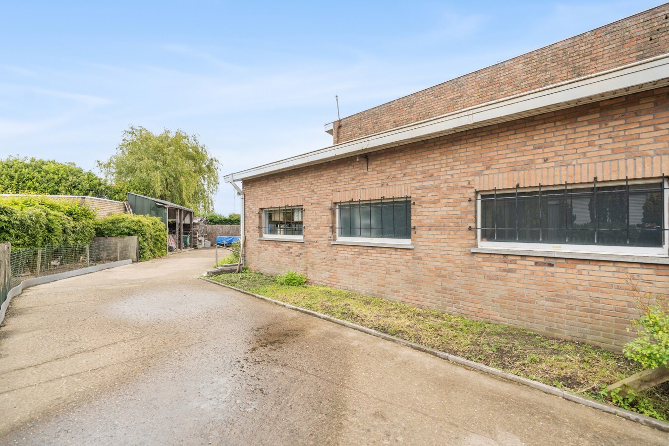 Alleenstaande woning met 3 slaapkamers en 2 garages te Koekelare 