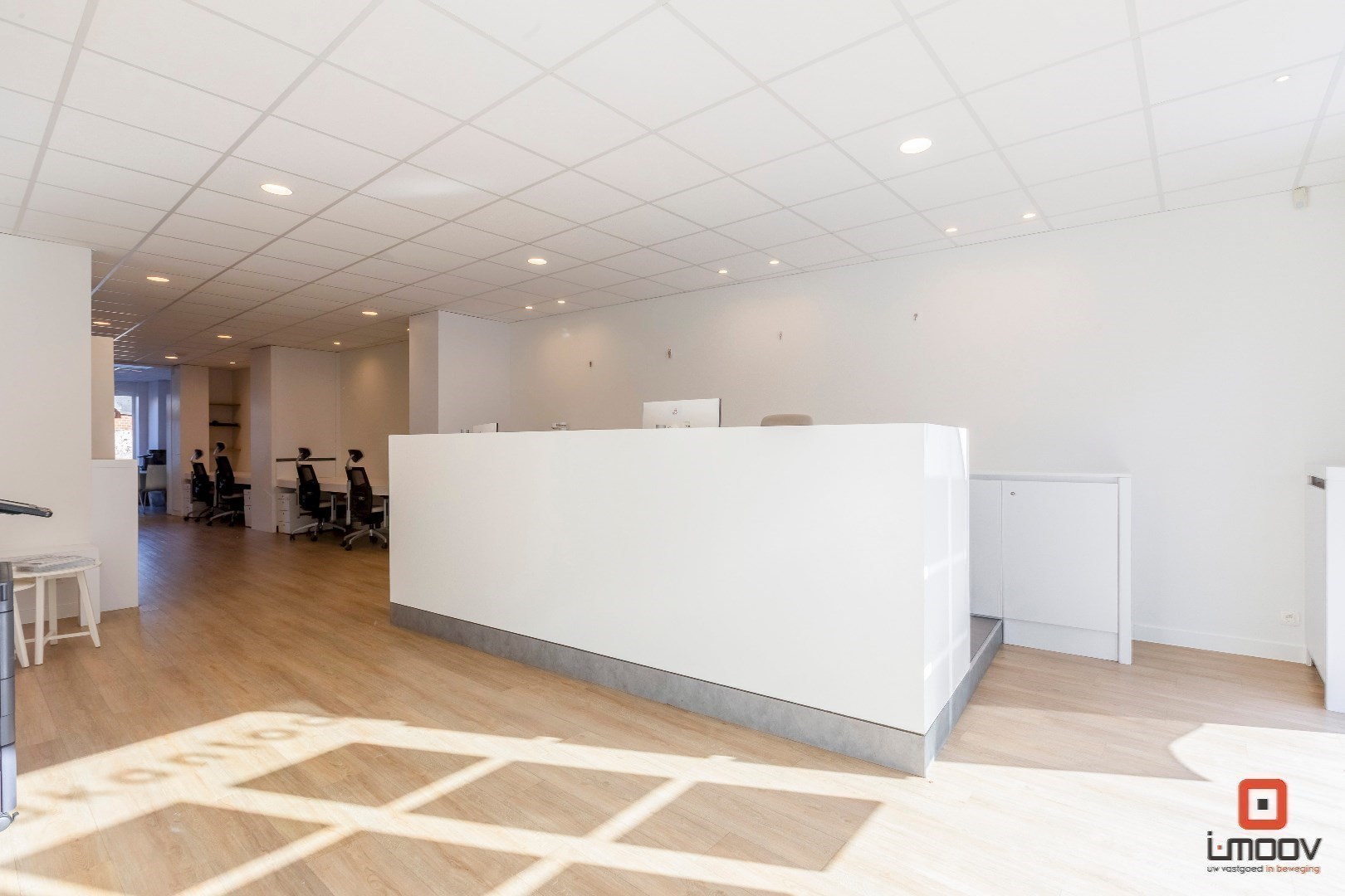 Modern en lichtrijk kantoor; praktijk- of winkelruimte op commercieel gunstige locatie 