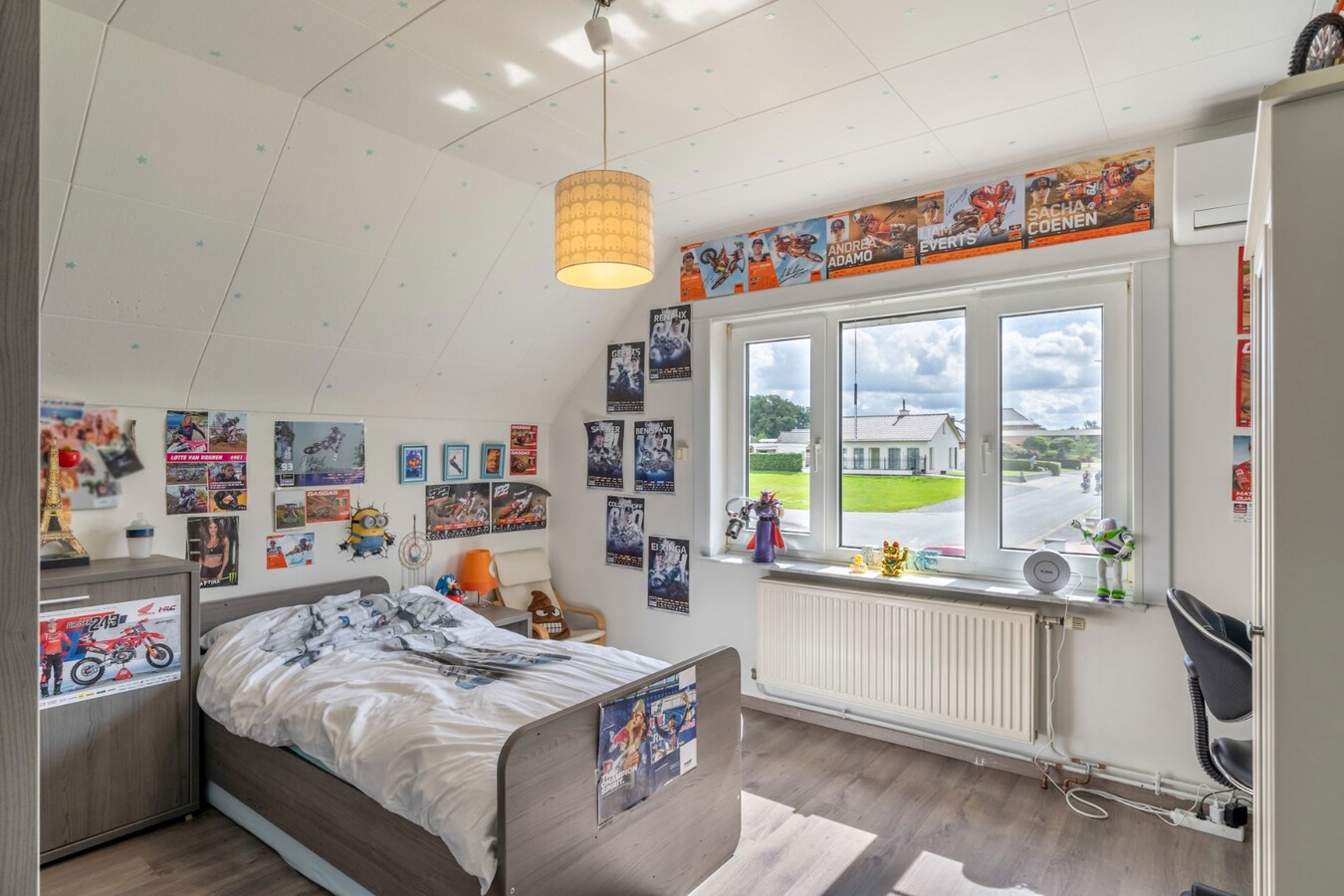 Ruime woning met 4 slaapkamers op een zeer ruim perceel. 