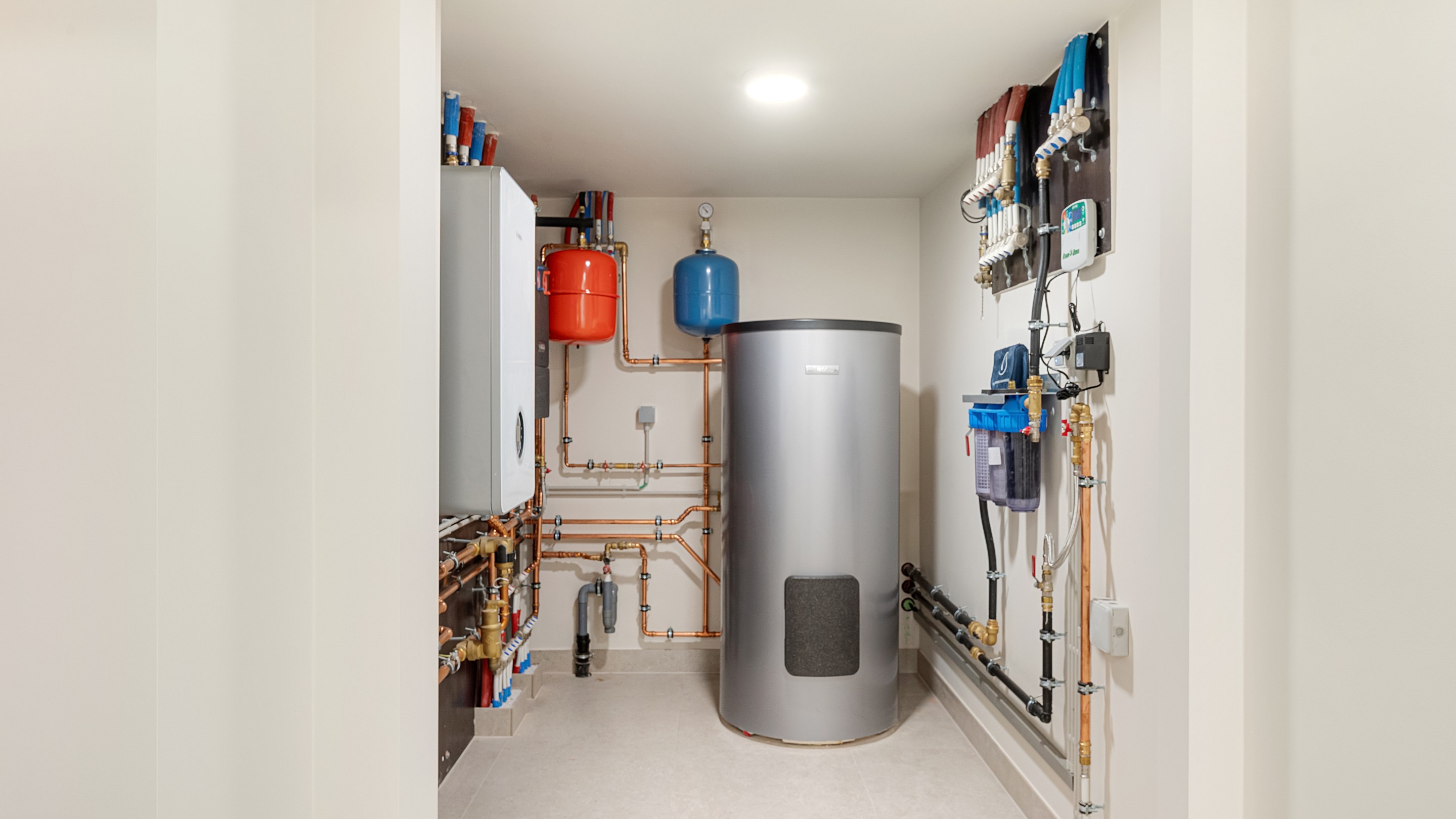 Op een uitmuntende locatie in Duinbergen, op wandelafstand van het strand en de duinen, bevindt zich deze prachtig en hoogwaardig gerenoveerde koppelvilla. 