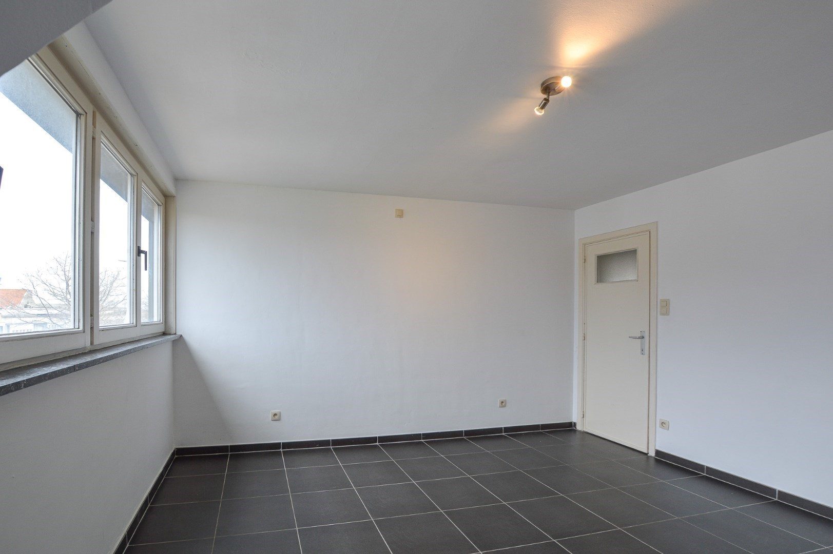 Zeer ruim duplexappartement met 2 slaapkamers te huur te Oostende 