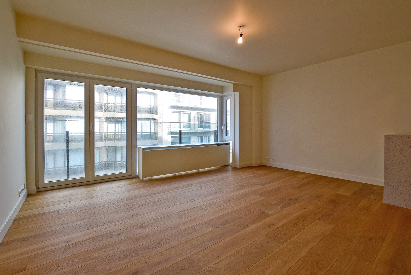 Kwalitatief gerenoveerd 2-slaapkamerappartment met zijdelings zeezicht en terras te Oostduinkerke-Bad 