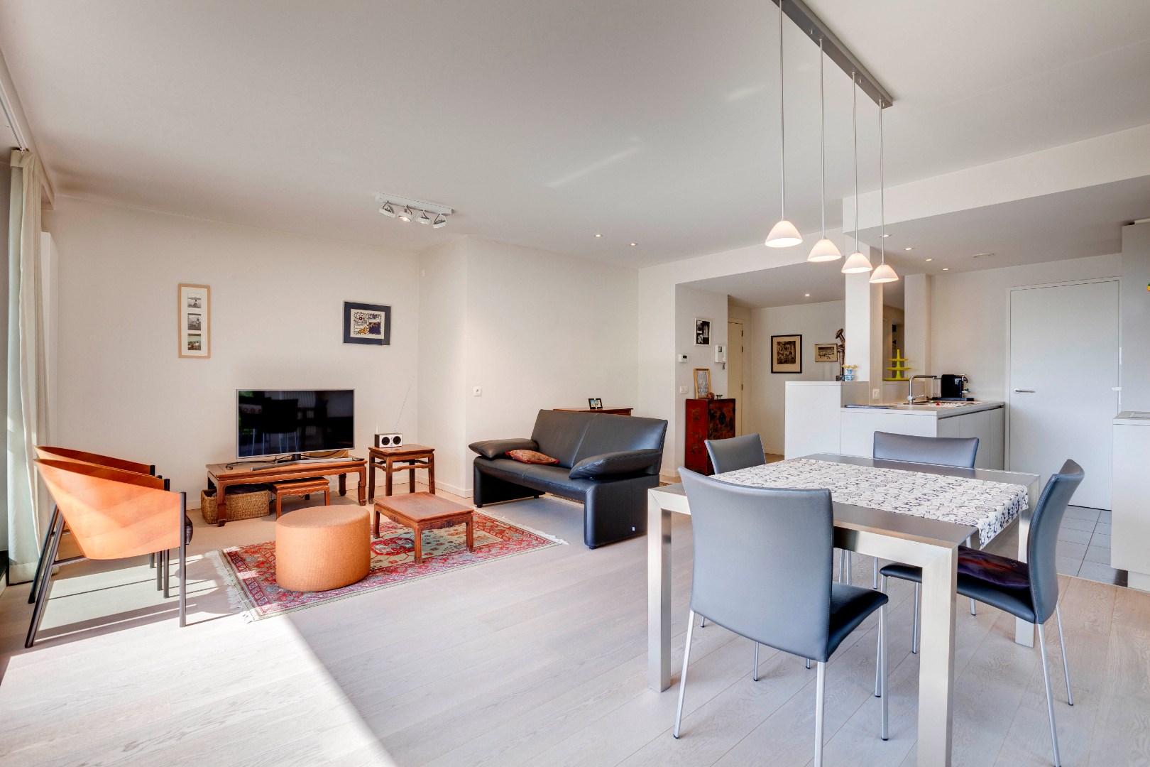 Instapklaar modern appartement  met terras en ondergrondse staanplaats 