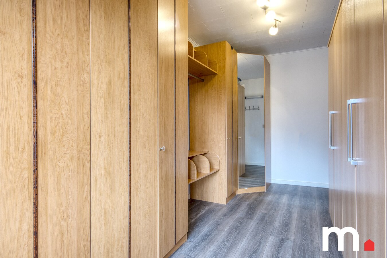 Instapklare woning te Izegem met 3 slaapkamers en moderne voorzieningen en 2 garages! 