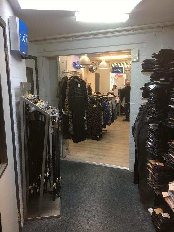 Winkelpand gelegen in de kern van Veldhoven-dorp aan de Rapportstraat 18 te Veldhoven, het object is momenteel in gebruik als kledingzaak. 