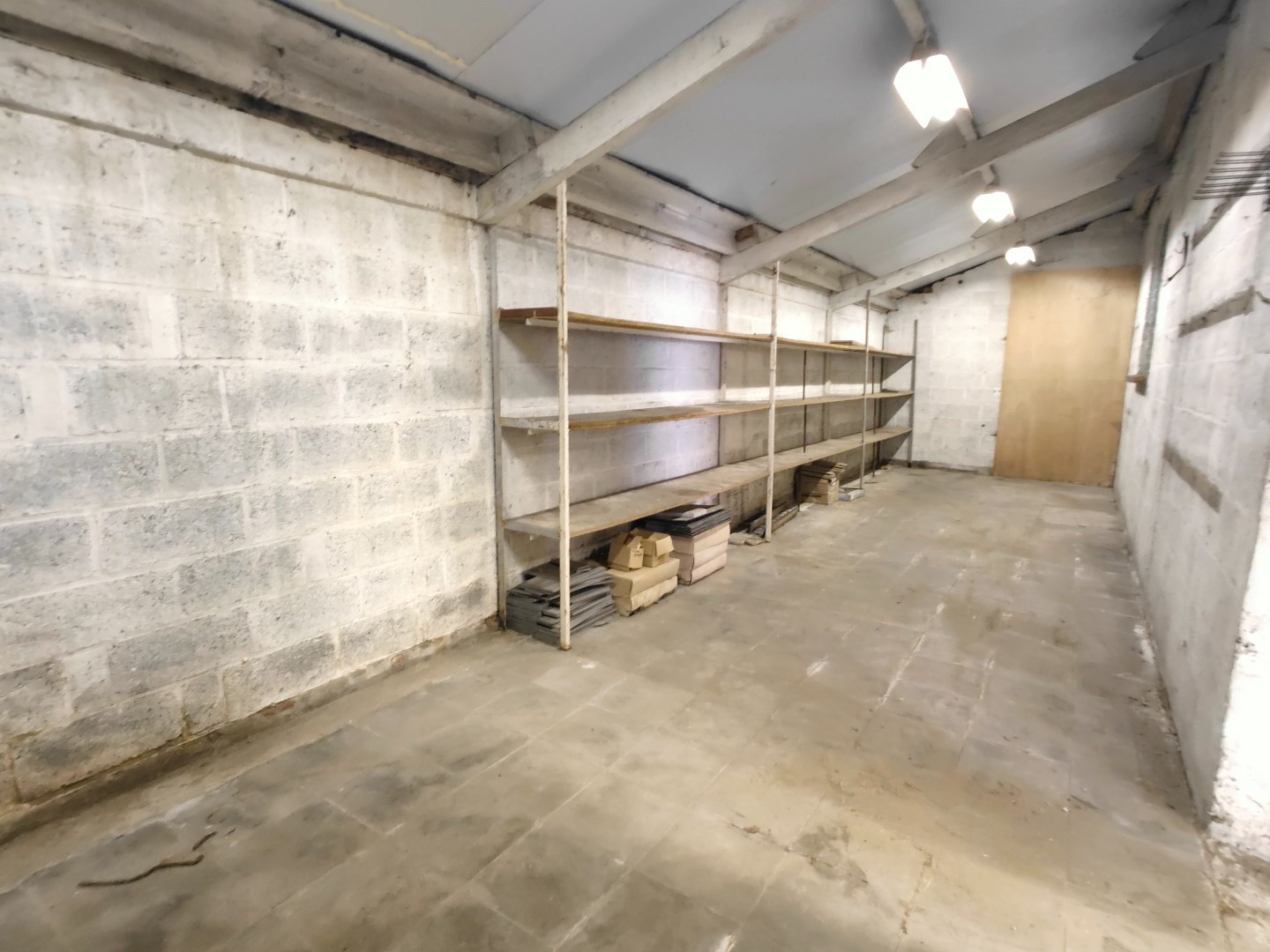 centraal gelegen loods van 284m² met automatische inrijpoort 