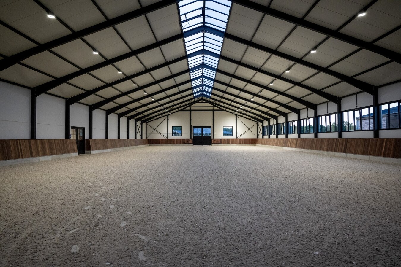Exclusive professional equestrian accommodation (new construction) with villa on approximately 9 hectares in Neerpelt. 