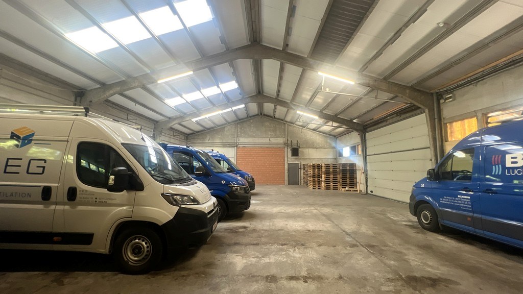 Bedrijfsgebouw met woning te koop vlakbij N60 in Gavere