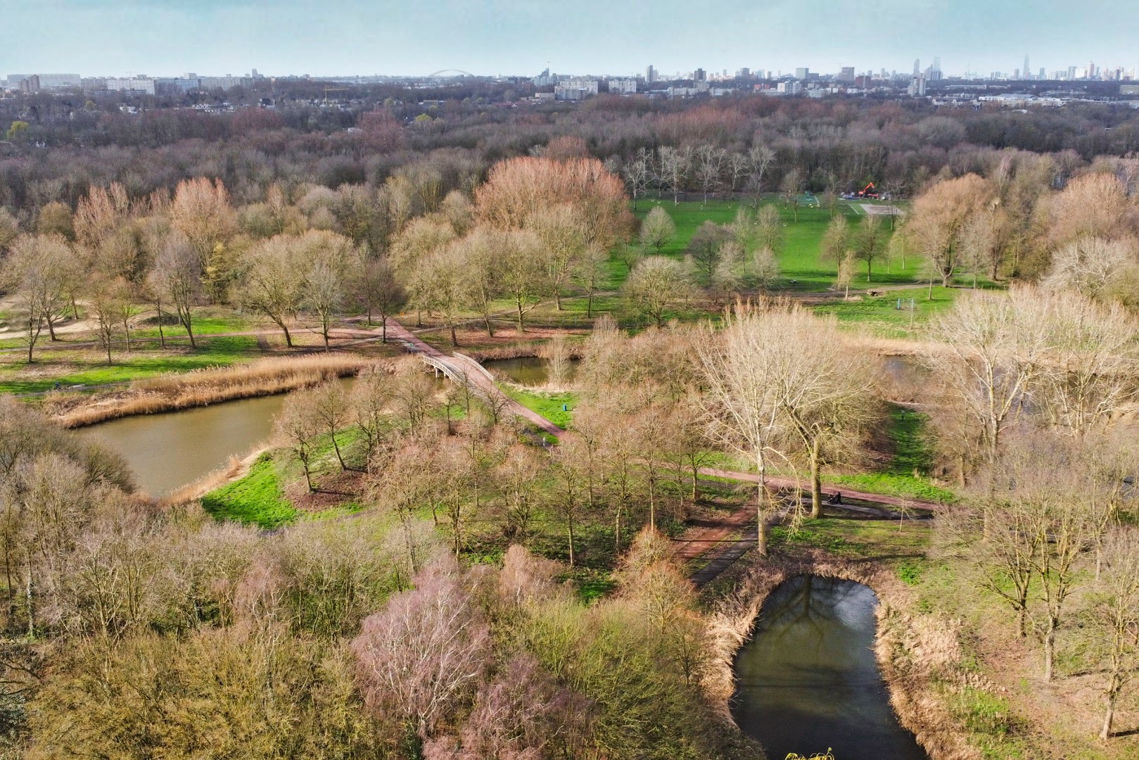 2-kamer hoekwoning met  ruime slaapkamer met airconditioning, tuin op het zonnige zuidwesten. 