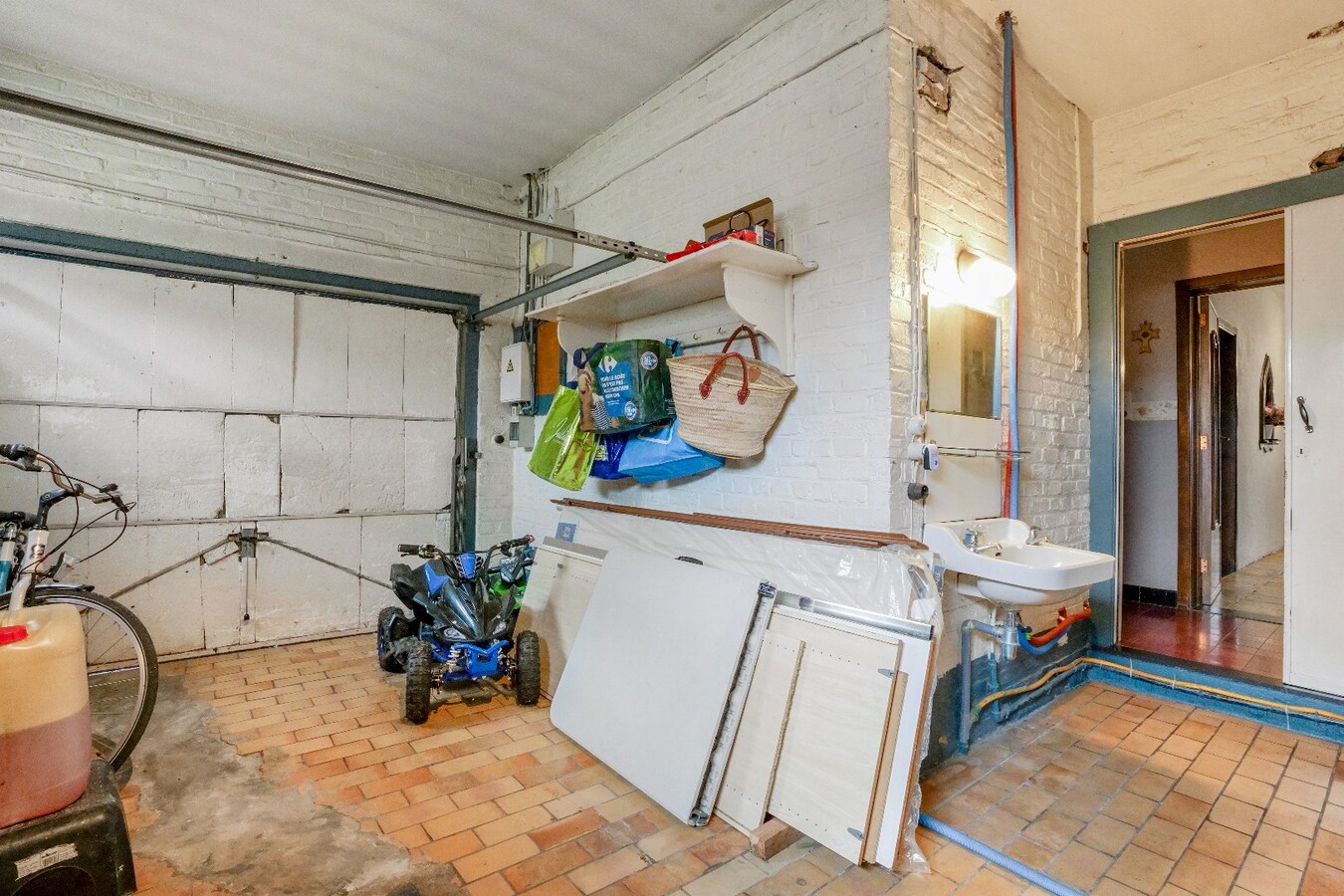 Op te knappen karakteristieke hoekwoning, 4 slpk, (EPC-label C) gelegen aan het Haspengouwse landschap. 