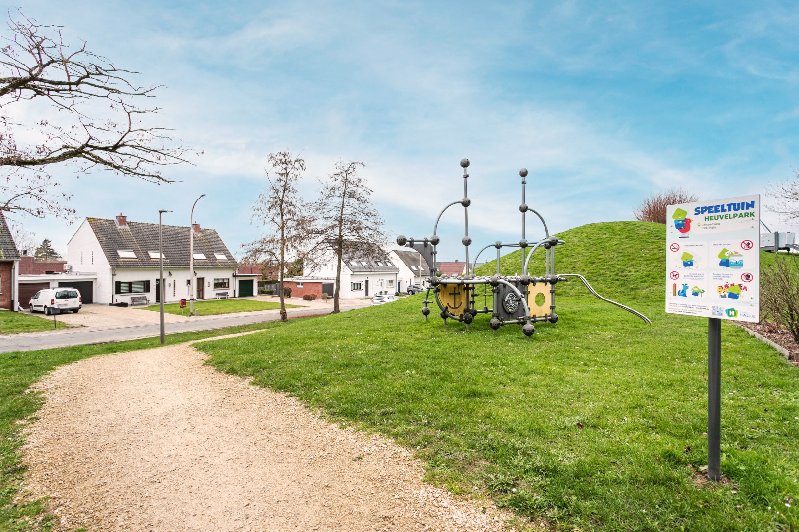 Solide 3-gevel woning met 3 slaapkamers, tuin en garage nabij centrum Halle 