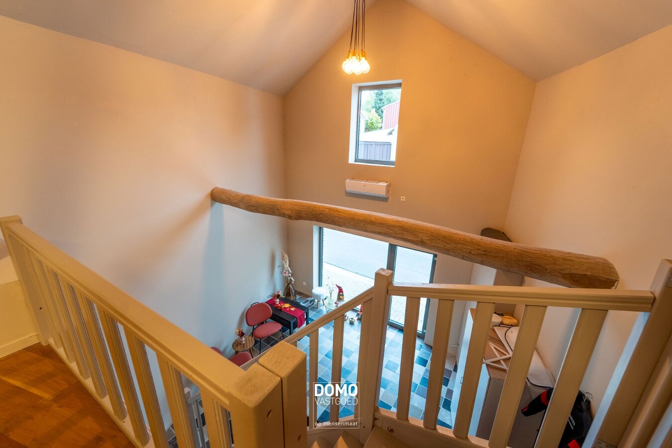 RUIME, INSTAPKLARE EN GERENOVEERDE WONING MET KANTOORGEBOUW INCLUSIEF PARKEERGELEGENHEID, TUIN EN ZWEMBAD TE MIELEN BOVEN AALST (GINGELOM) 