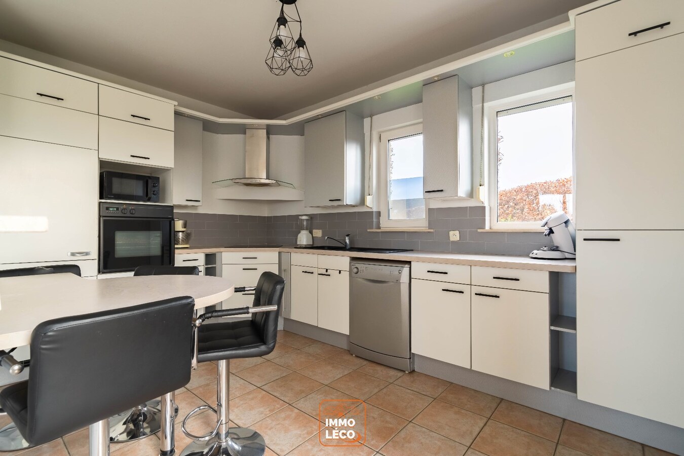 Villa érigée sur une parcelle de +/- 800m2 idéalement située, dans le fond d’un clos  résidentiel, au calme 