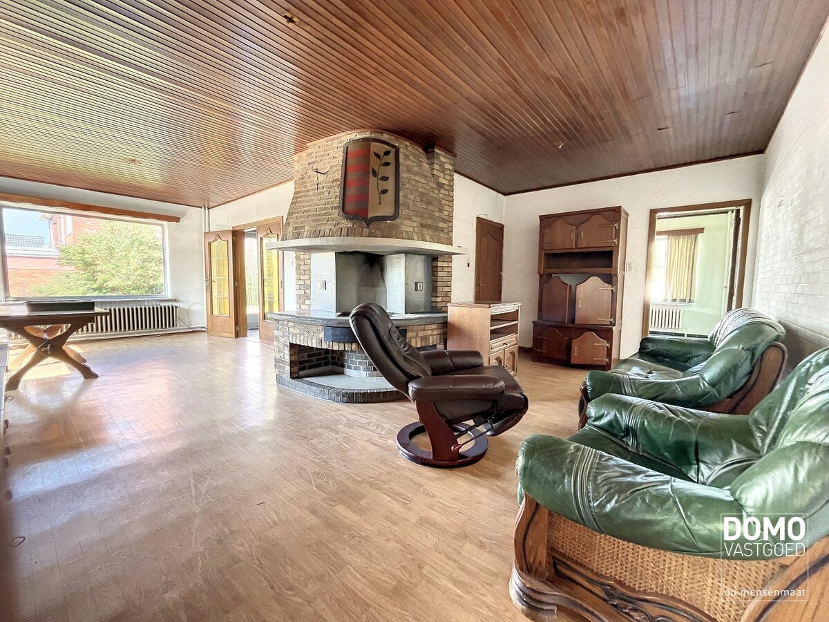 Ruime half open bebouwing met een vergund magazijn. 