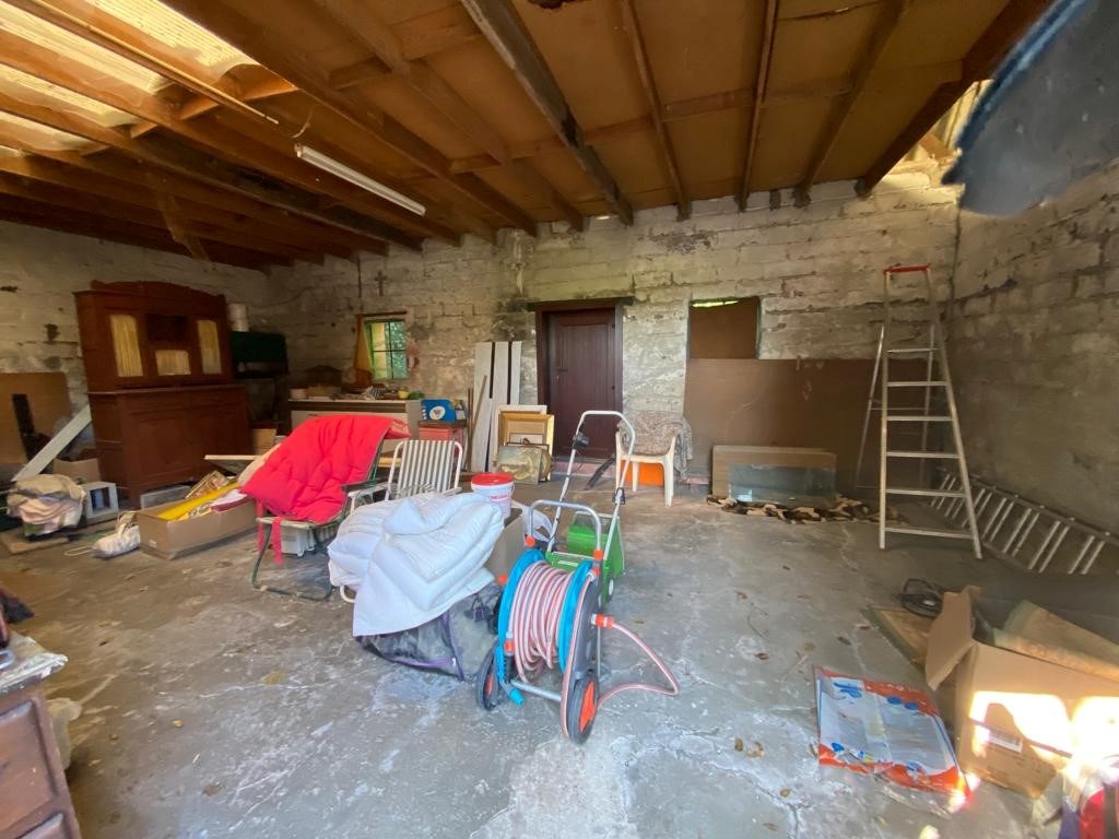 Deerlijk, te renoveren woning met klein magazijntje 