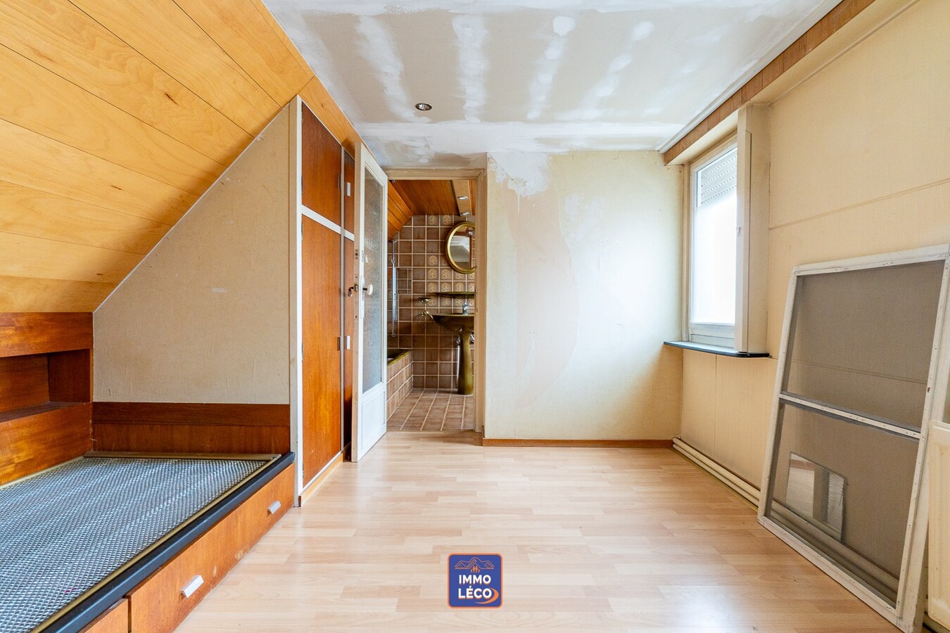 Maison à rénover offrant un excellent potentiel et de beaux volumes, avec garage. 