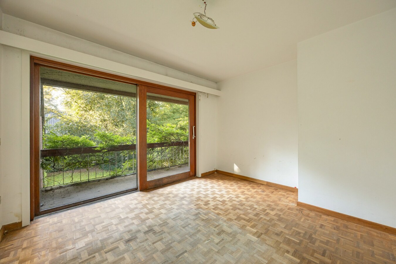 Te renoveren villa met 5 slaapkamers en prachtige tuin op toplocatie 