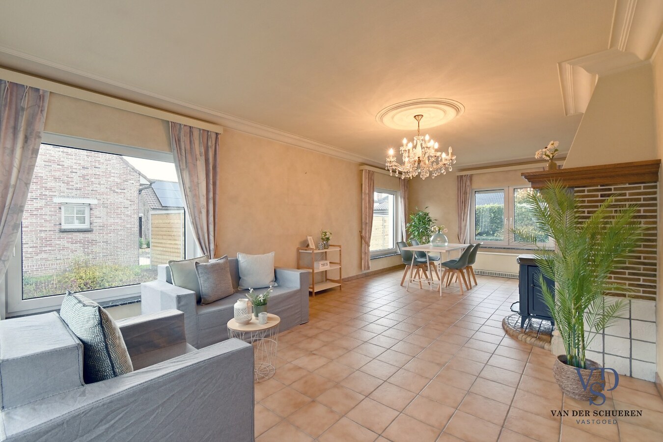 Bungalowwoning met afzonderlijke loods 