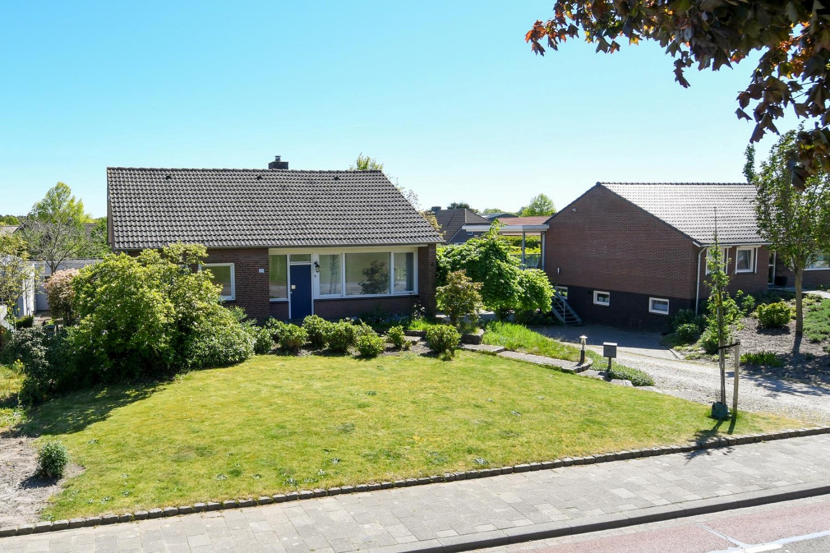 Verrassend ruime levensloopbestendige woning met vier slaapkamers, terras en souterrain met ruime hobbyruimte en inpandige garage. 