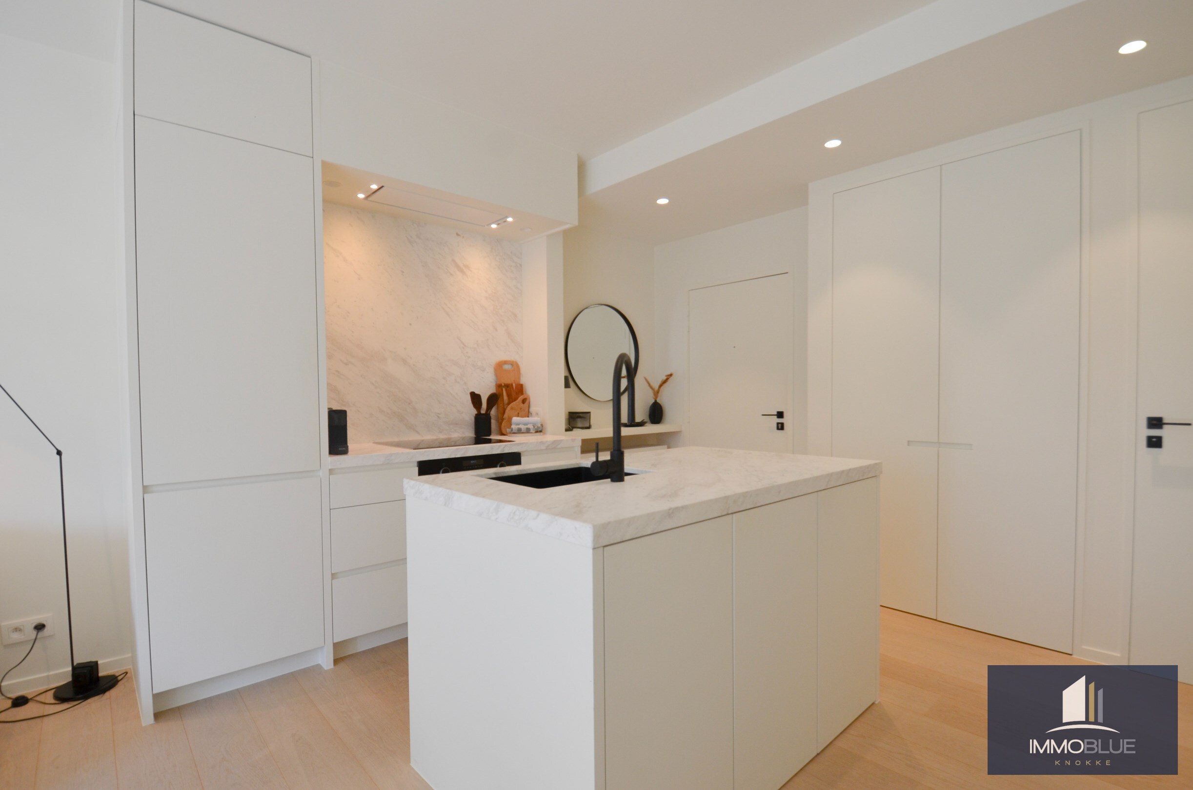 Volledig gerenoveerd hoek-appartement met een ruim zuid gericht terras gelegen aan de Zeedijk in het Zoute. 