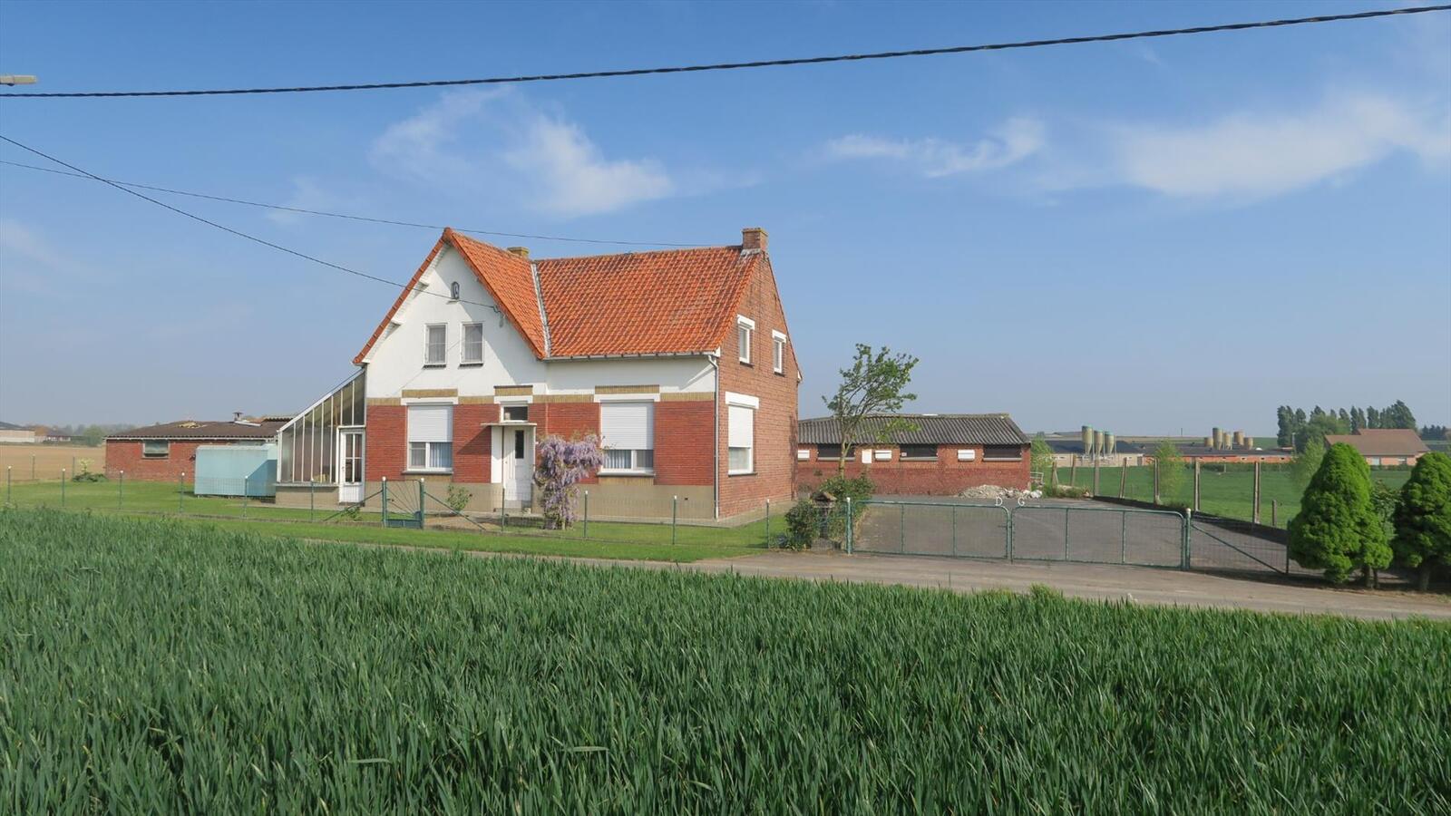 Charmante hoeve met aanhorigheden op idyllische ligging 