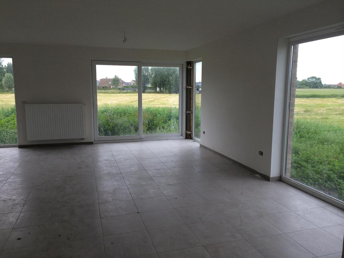 PRACHTIGE HALF OPEN BEBOUWING MET TUIN 