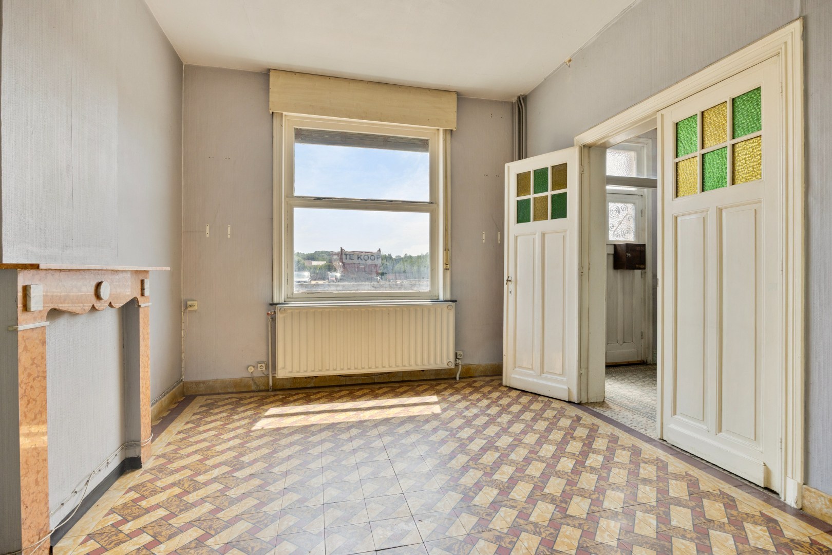Ruime te renoveren woning met 3 slaapkamers in Lubbeek met doorgang langs het perceel van de buren. EPC: 736 KWH/m² 