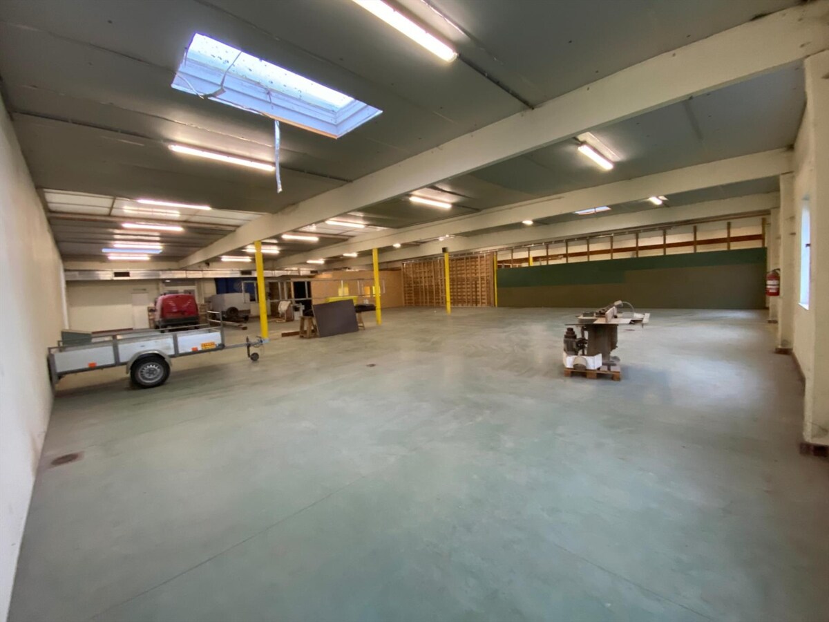Loods/werkplaats op industrieterrein te Houthulst 