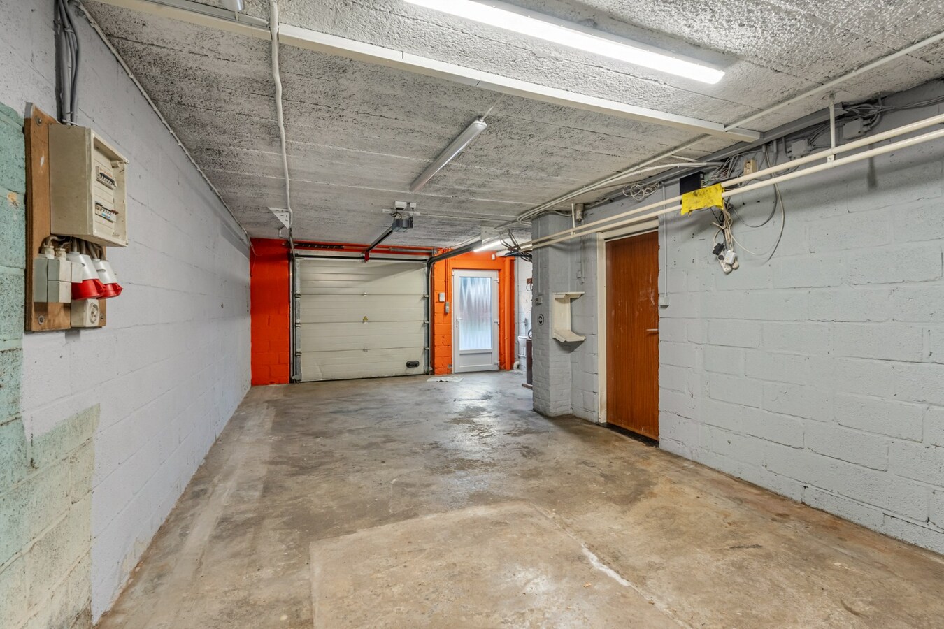 Halfvrijstaande woning op een perceel van 7a31ca, met aparte bureelruimte en inpandige garage! 