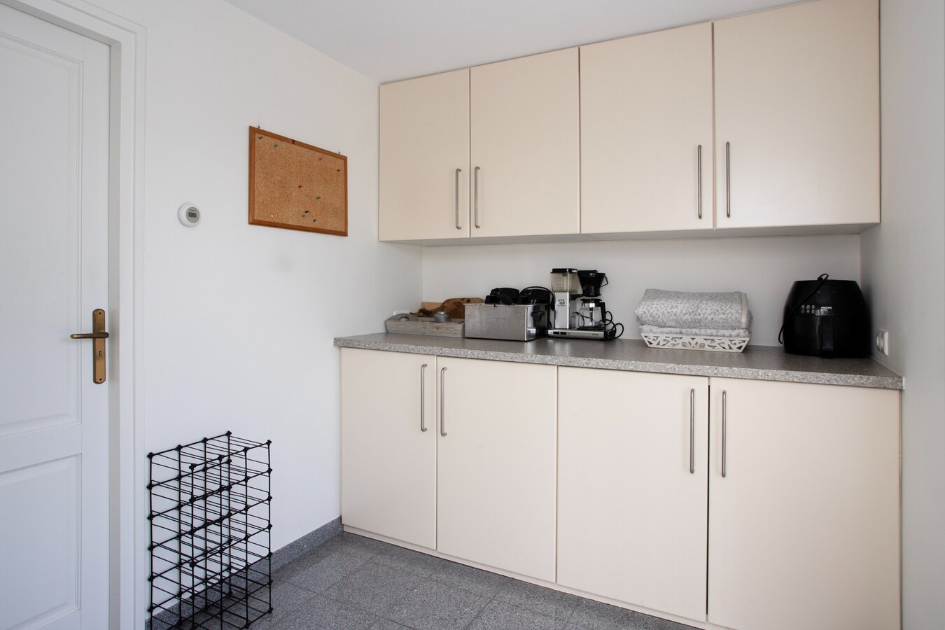 Degelijk gebouwde en perfect onderhouden vrijstaand-geschakelde gezinswoning aan ‘De Lovensbroek’. 