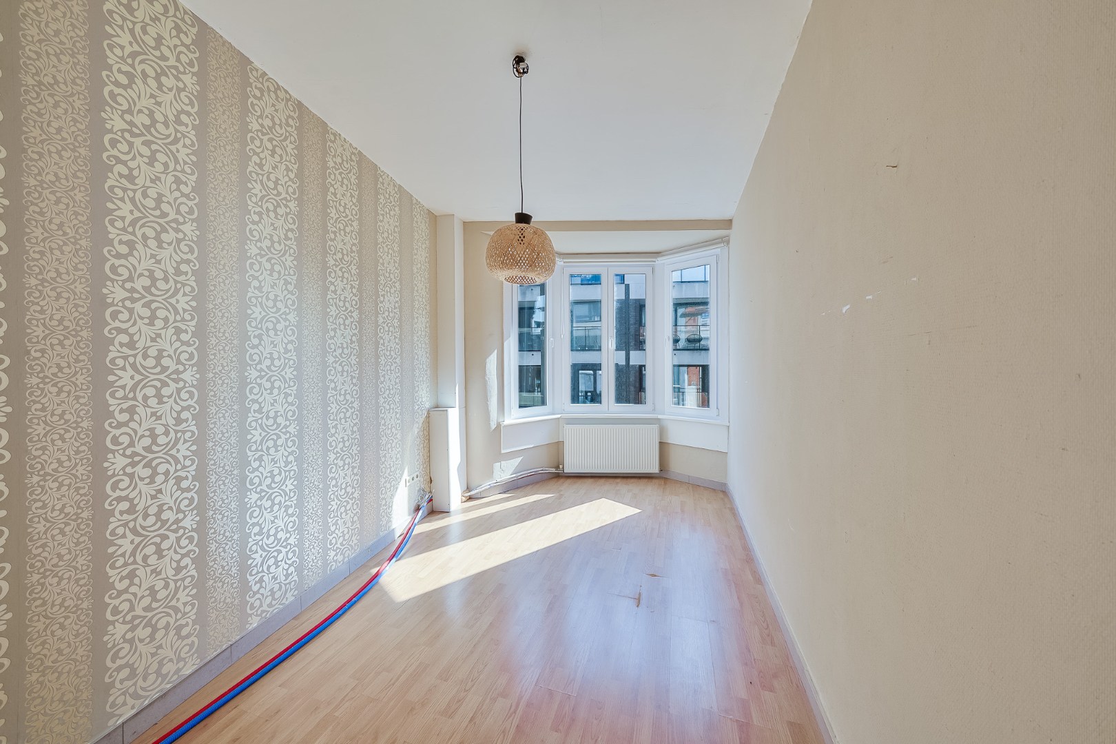 Te renoveren stadswoning met 5 slaapkamers, 3 badkamers en koer in hartje Oostende 