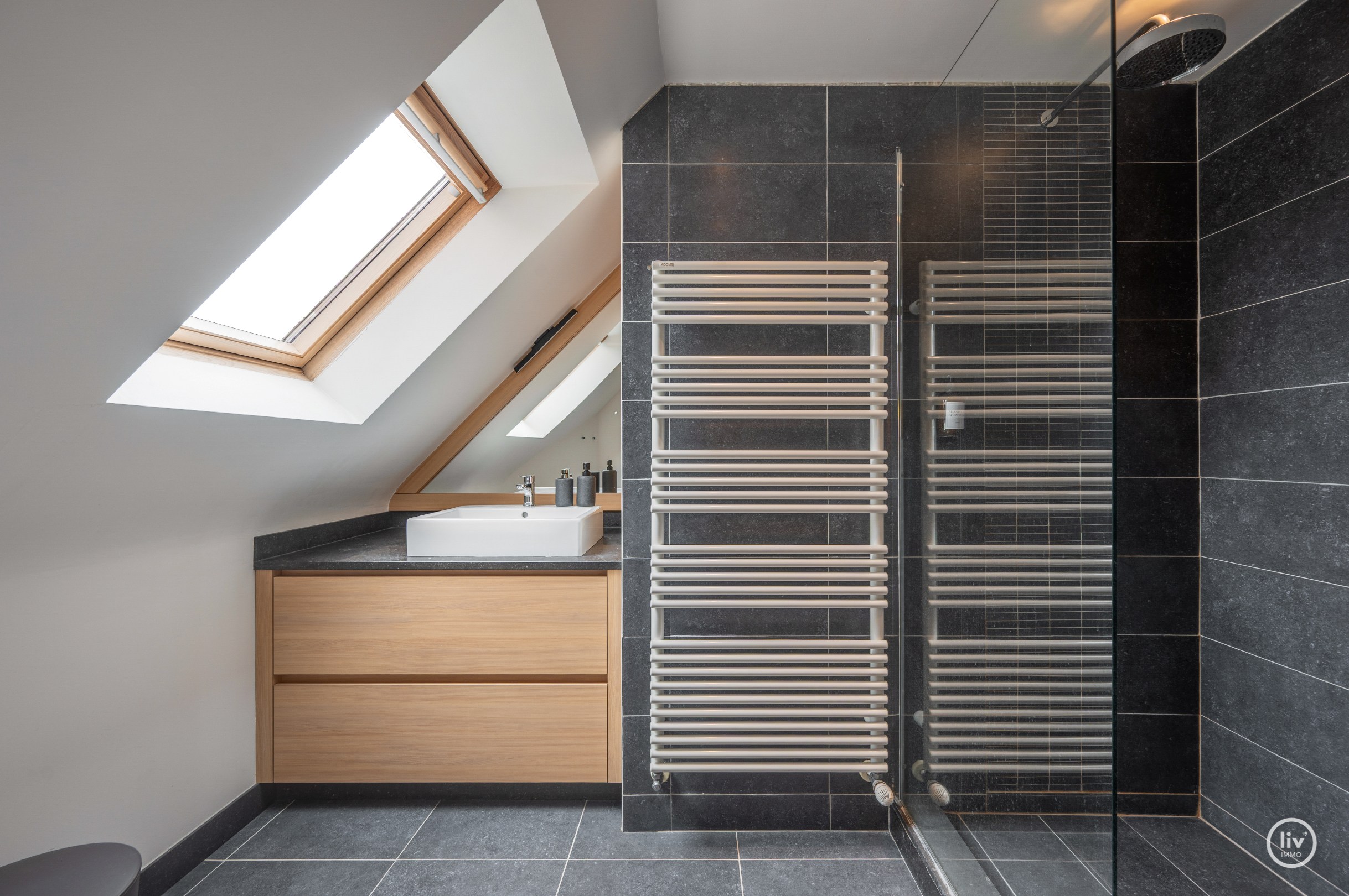 Zuidgericht en tevens instapklaar 4-slaapkamer appartement (159m2!) voorzien van 2 ruime terrassen met mogelijkheid tot aankoop van een XL-garagebox. 