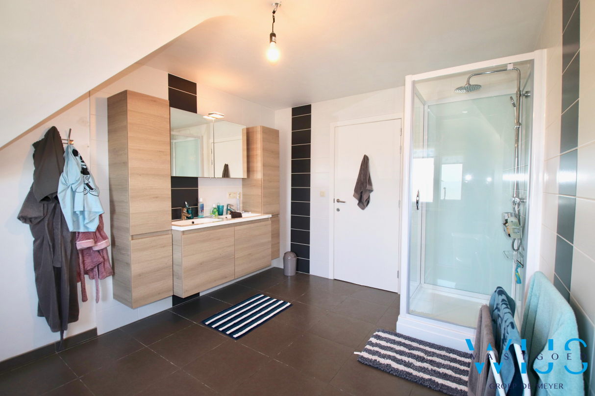 Instapklaar appartement met ZEER RUIM zonneterras te Ertvelde ! 