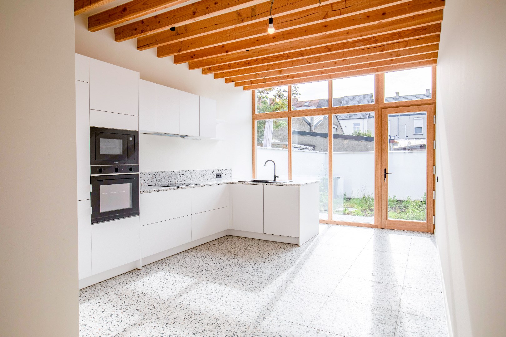 Instapklare woning met 3 slaapkamers en buitenruimte 