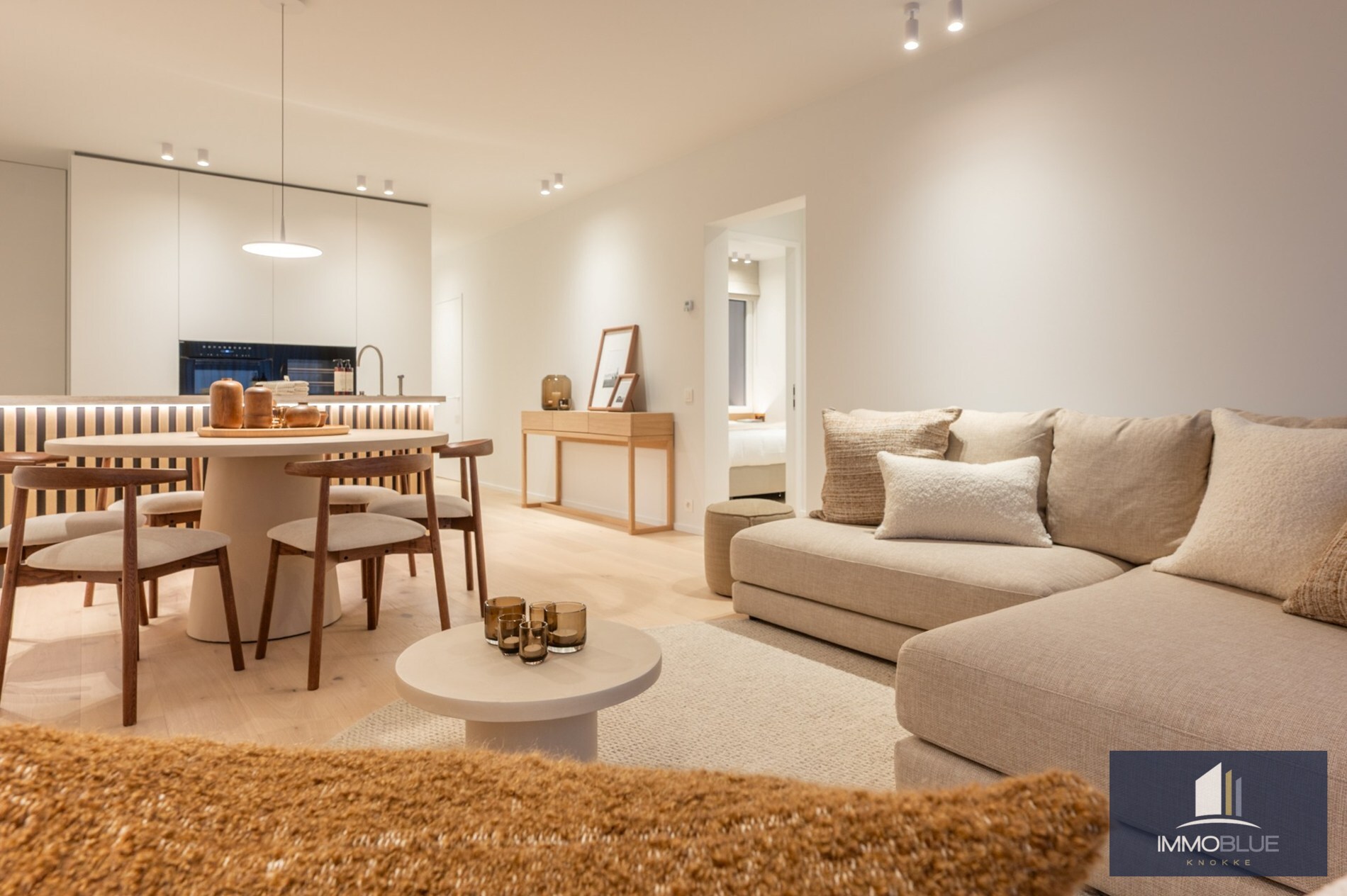 Stijlvol volledig gerenoveerd appartement in een vernieuwde residentie gelegen op een boogscheut van de zee en het commercieel centrum. 