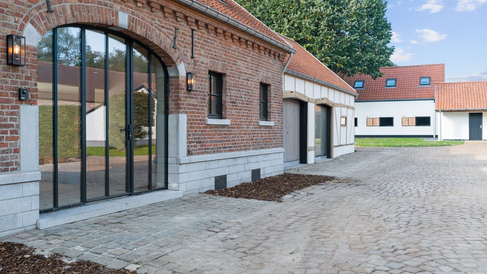 Luxueus landhuis met binnen- en buitenpiste en paardenstallen op een domein van ca. 3 ha te As 