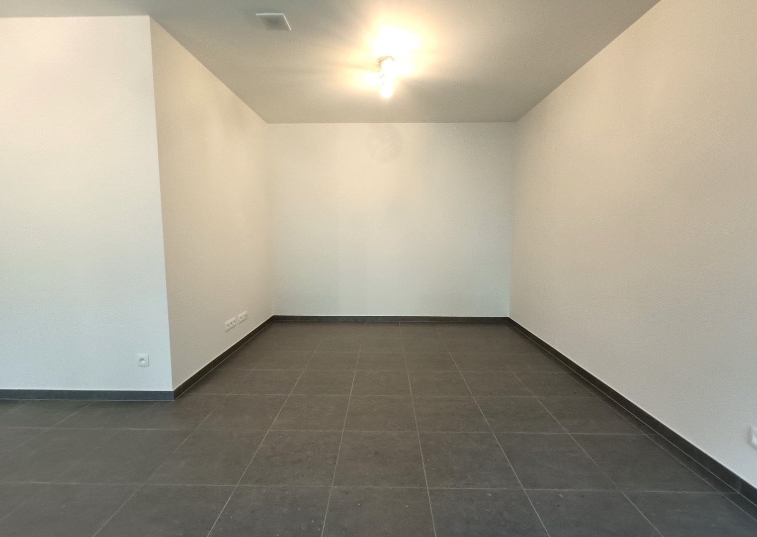 MODERN APPARTEMENT MET RUIM TERRAS EN AUTOSTAANPLAATS 