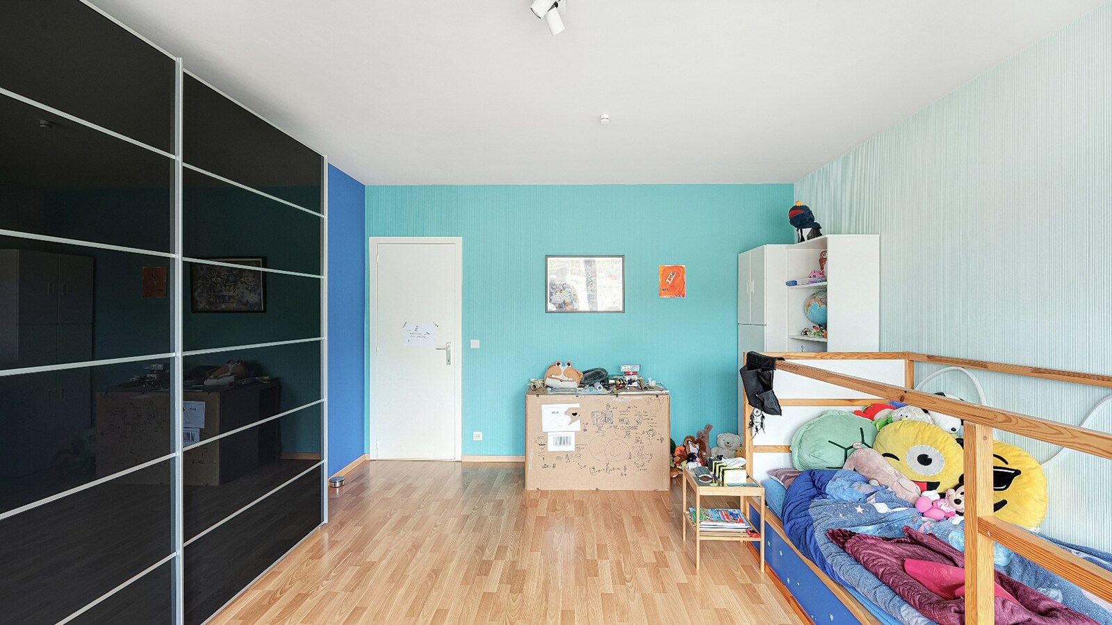 Ruime bel-etagewoning met garage en zonnepanelen in hartje Heist. 