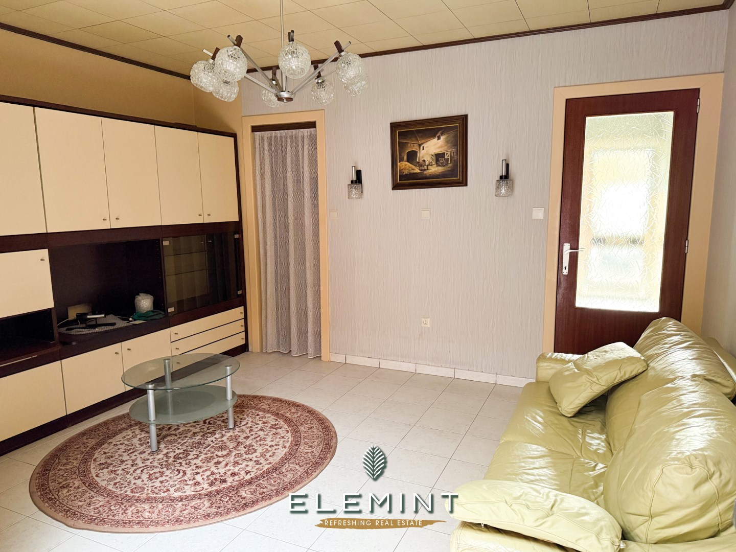 Op te frissen, goed onderhouden rijwoning met 3 slaapkamers 