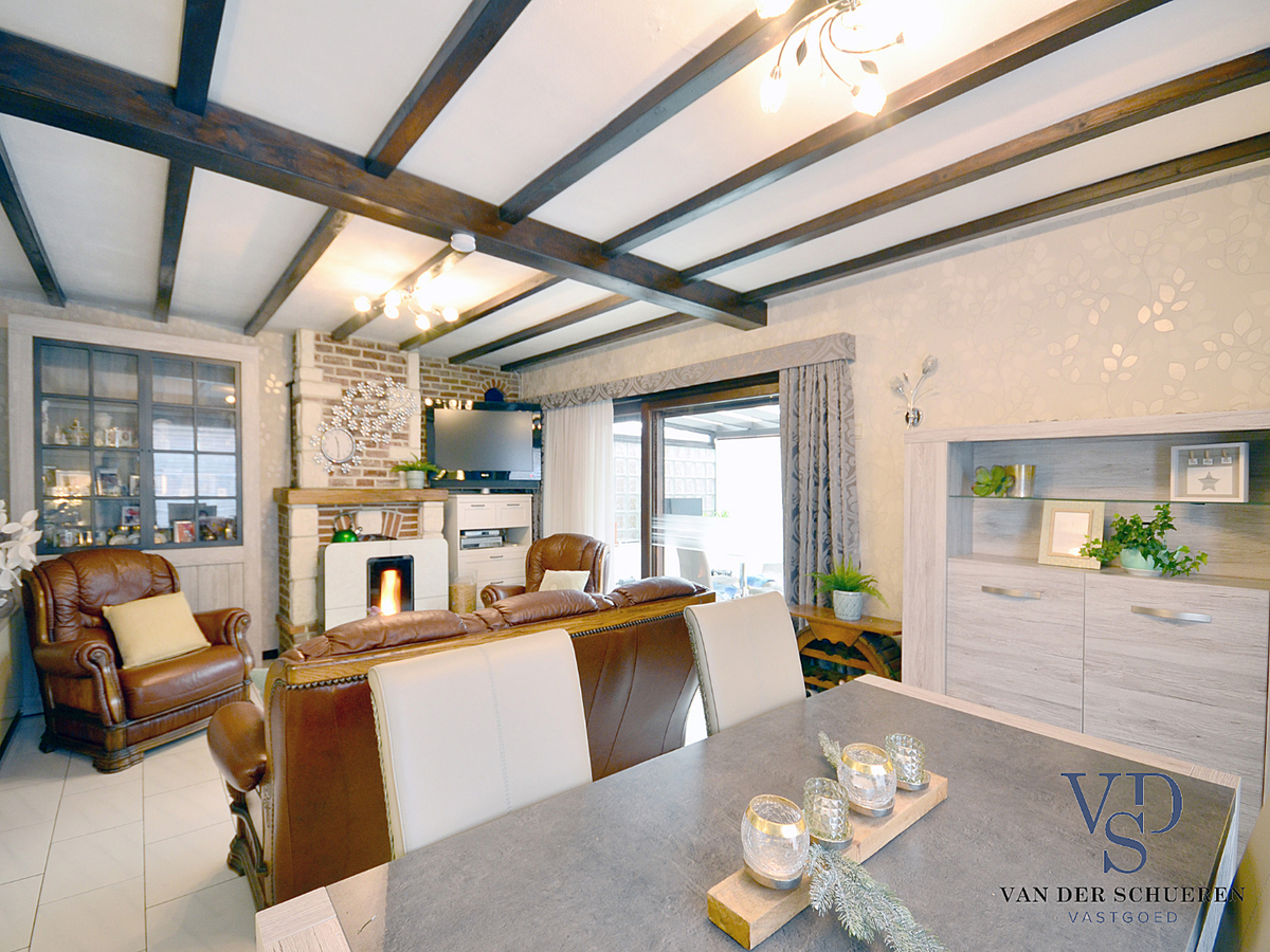 Praktische Half-Open Bungalow met afzonderlijke garage. 