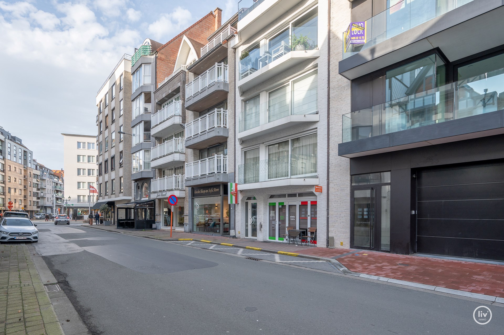 Appartement en duplex ensoleillé et spacieux avec terrasse orientée plein sud situé dans la Zoutelaan à Knokke. 