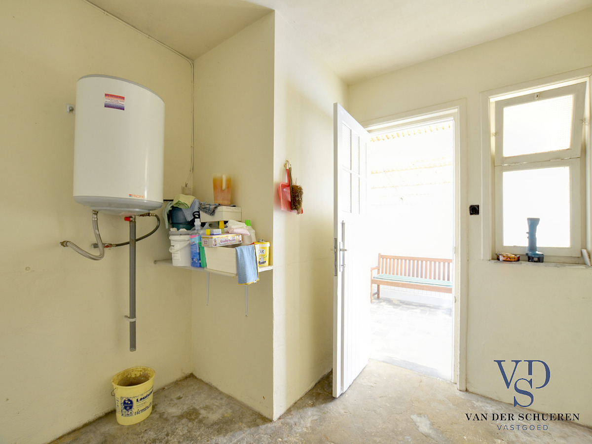 Degelijke woning met tuin en afz. garage. 