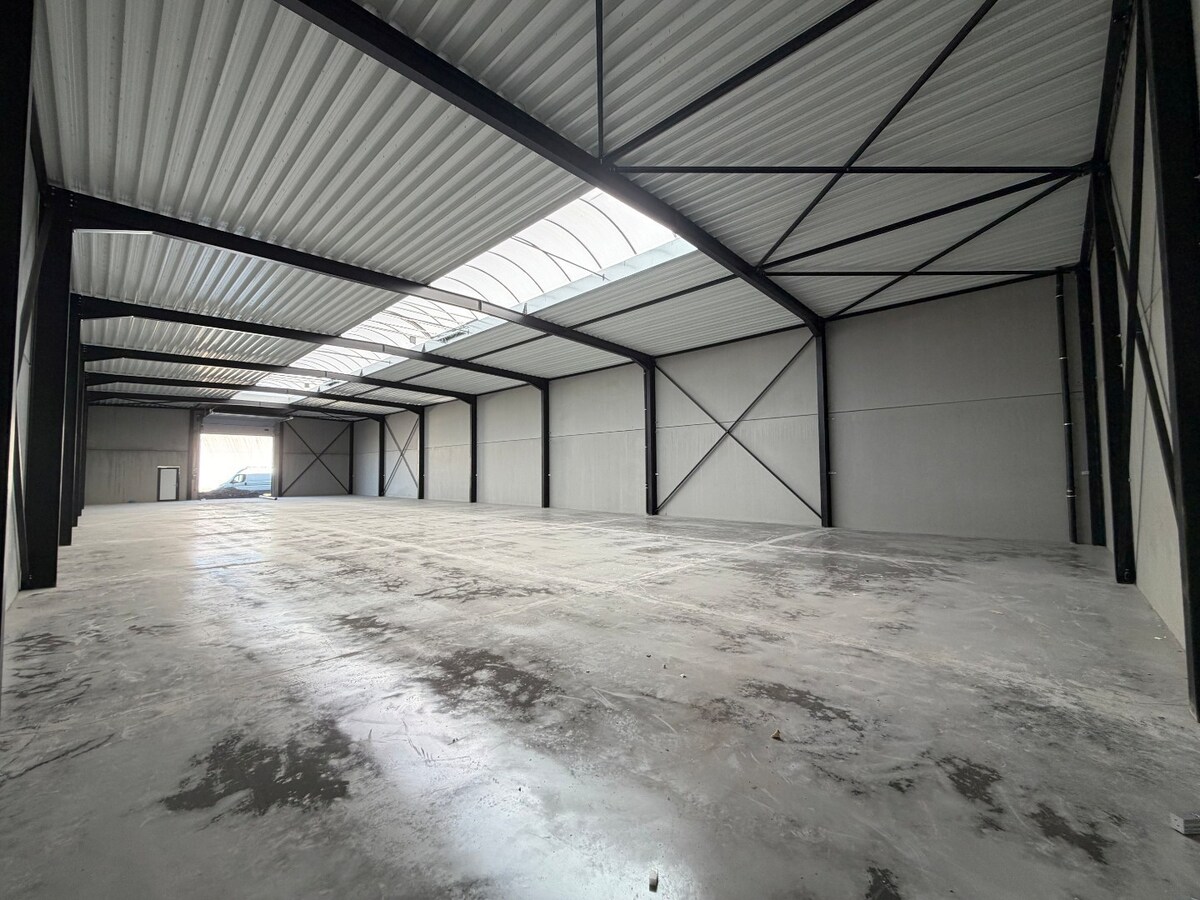 Nieuwbouw-loods in industrieterrein Gavere. 