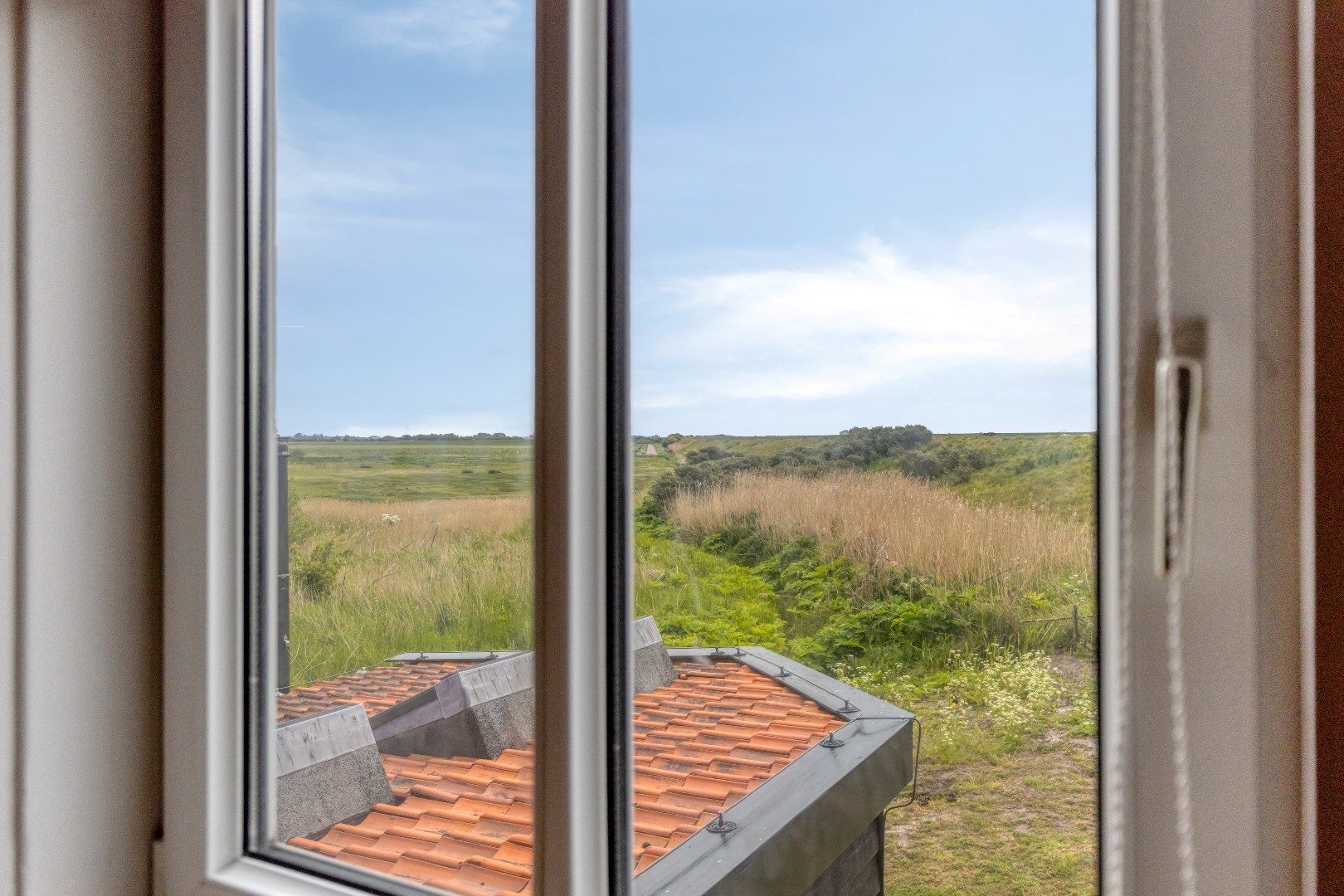 Een plek als deze komt zelden beschikbaar: een unieke combinatie van wonen tegen de duinen aan en nabij het strand en nabij de boswachterij op één van de meest geliefde plekken van de Zeeuwse kust. Bi 